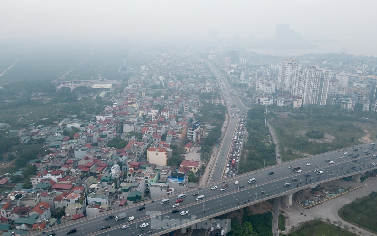 Der Himmel in Hanoi ist aufgrund der Umweltverschmutzung dunstig, an manchen Orten ist die Luft schlecht, Foto 13