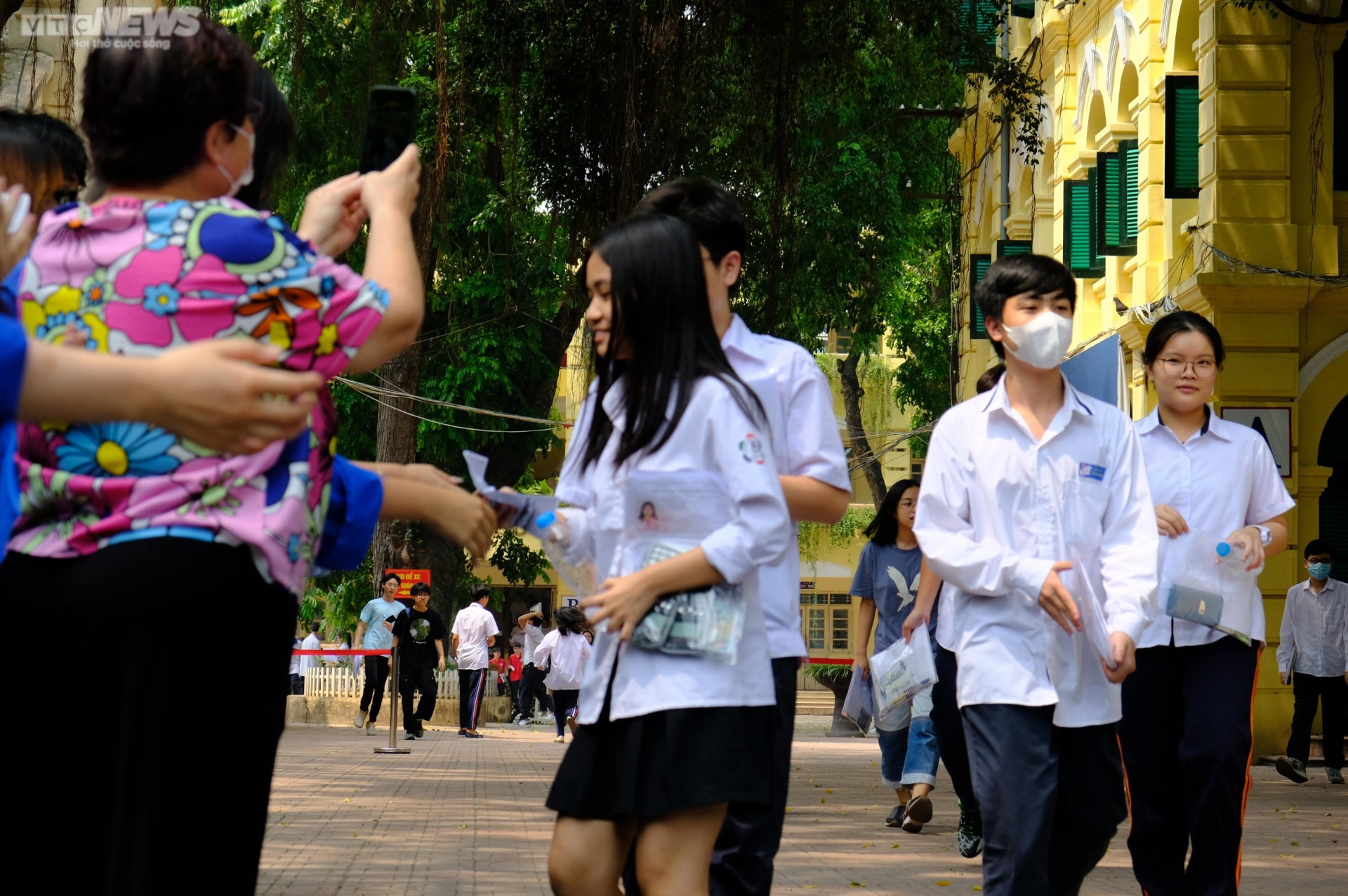 Los candidatos se cubrieron el rostro y lloraron en momentos emotivos en el examen de décimo grado en Hanoi - 11