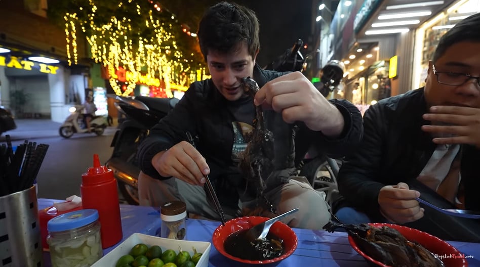 Une blogueuse culinaire canadienne déguste un poulet noir entier braisé. Photo : extrait du clip