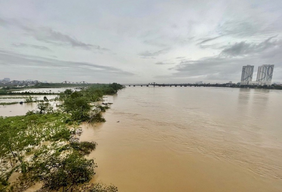 ระดับน้ำแม่น้ำแดงที่สถานีอุทกวิทยาฮานอย (สะพานลองเบียน) สูงเกินระดับเตือนภัยระดับ 2 แล้ว