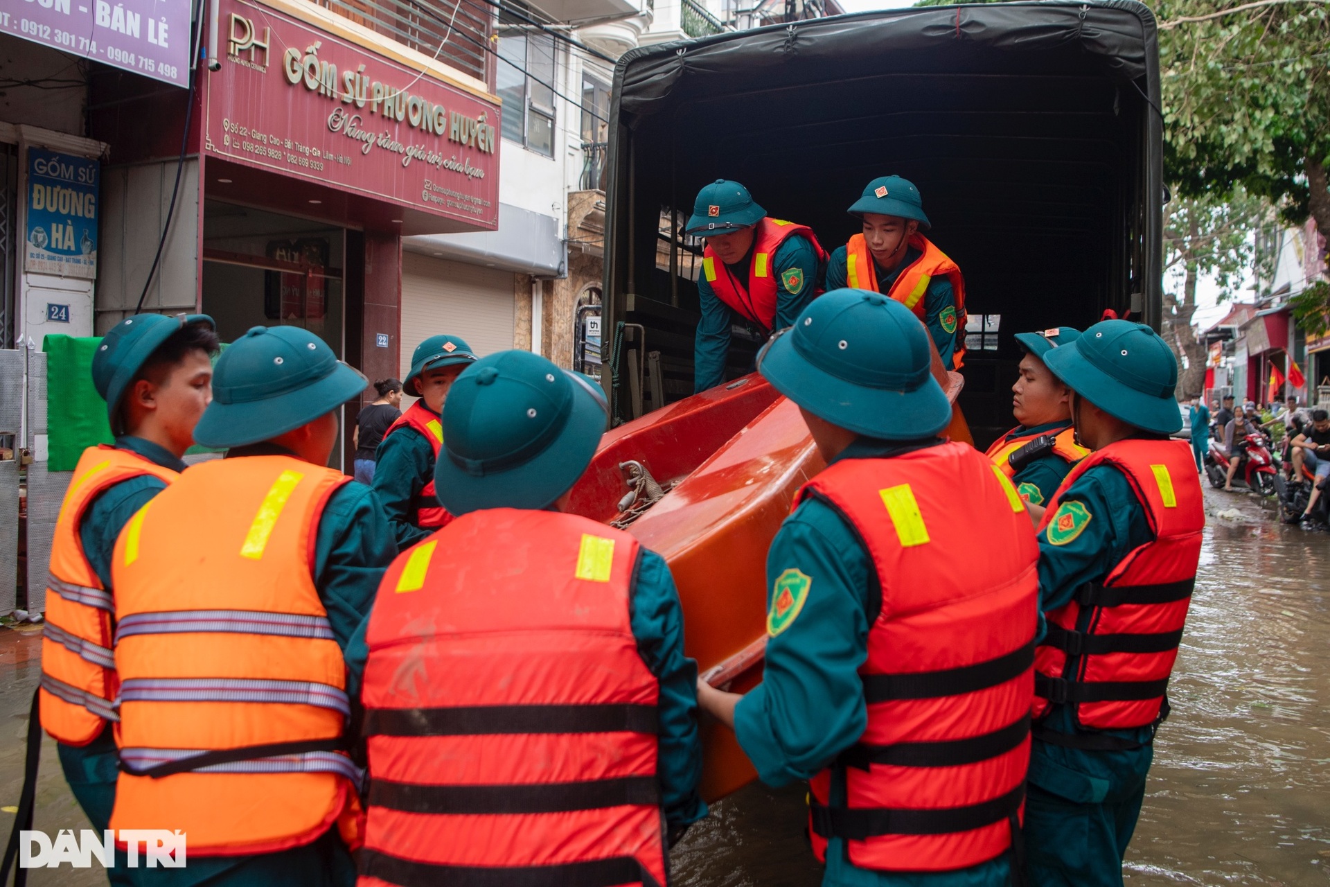 Hà Nội: Làng gốm Bát Tràng chìm trong biển nước - 10