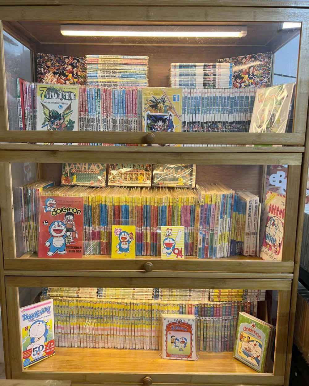 多くの若者にとって、20年前に出版された漫画本は不思議な魅力を持っている。写真：トゥアン・アン