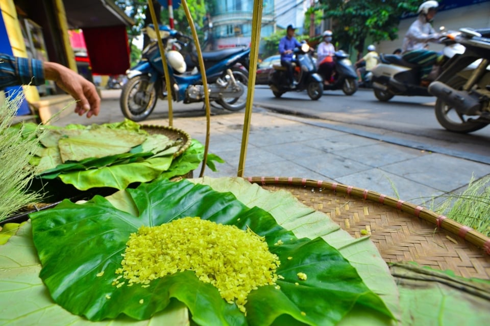 Trên các con phố và khu chợ Hà Nội trong mùa thu, không khó để tìm thấy những gánh cốm thân thương. Ảnh: Khánh Huy