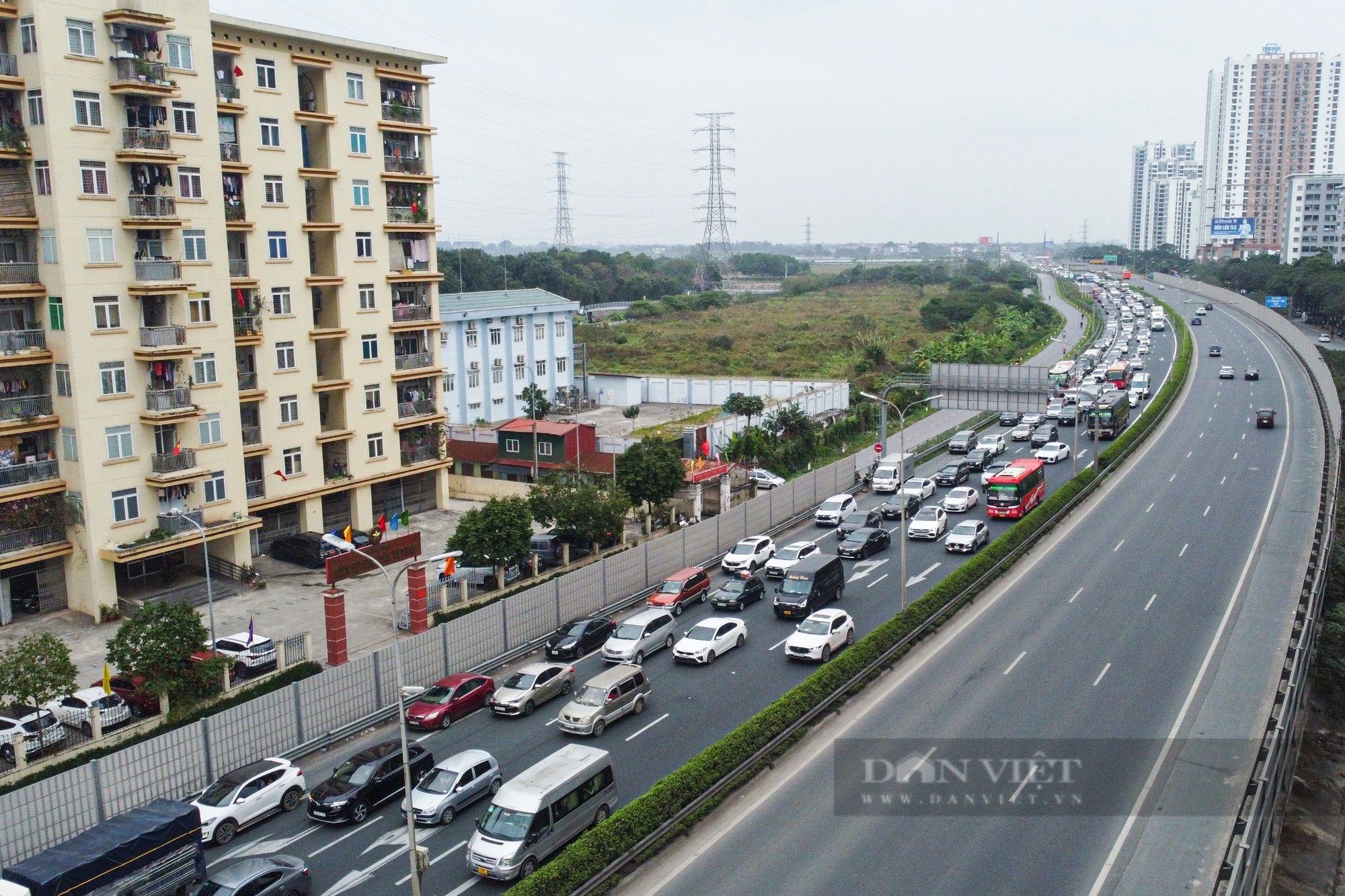 Hàng đoàn người ùn ùn nối đuôi nhau trở lại Hà Nội sau kỳ nghỉ Tết Nguyên đán 2024- Ảnh 9.
