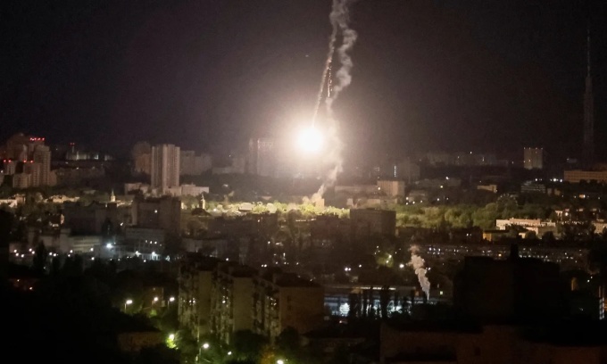 Una explosión en el cielo de Kiev el 16 de mayo. Foto: Reuters