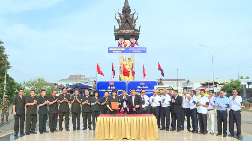 Ceremonia solemne para enviar y entregar los restos de los mártires vietnamitas que murieron en Camboya foto 2