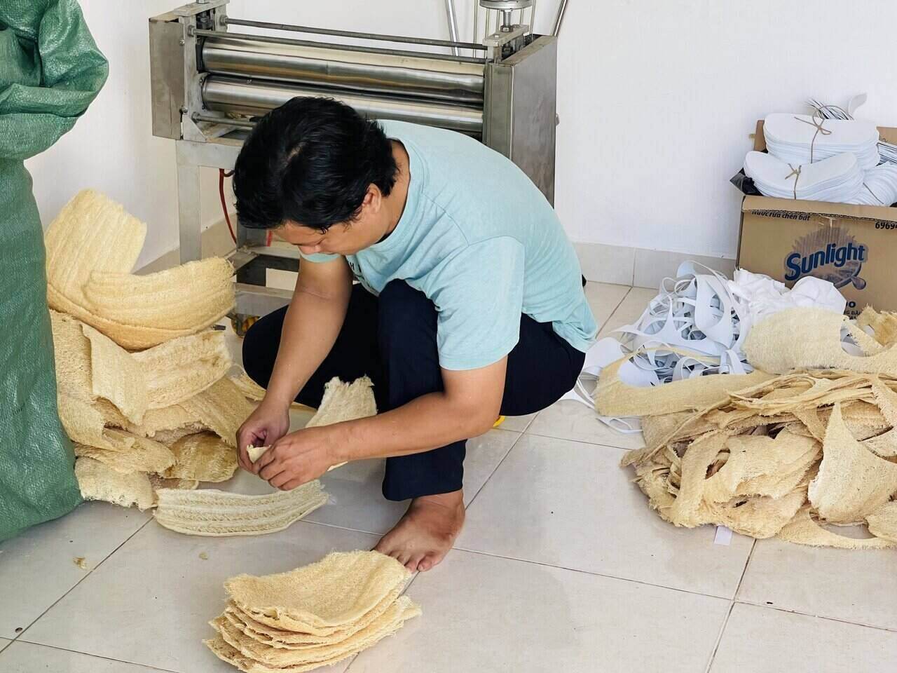 Vor dem Formen des Produkts wird der Luffa gereinigt und aufgeweicht. Foto: Mai Huong