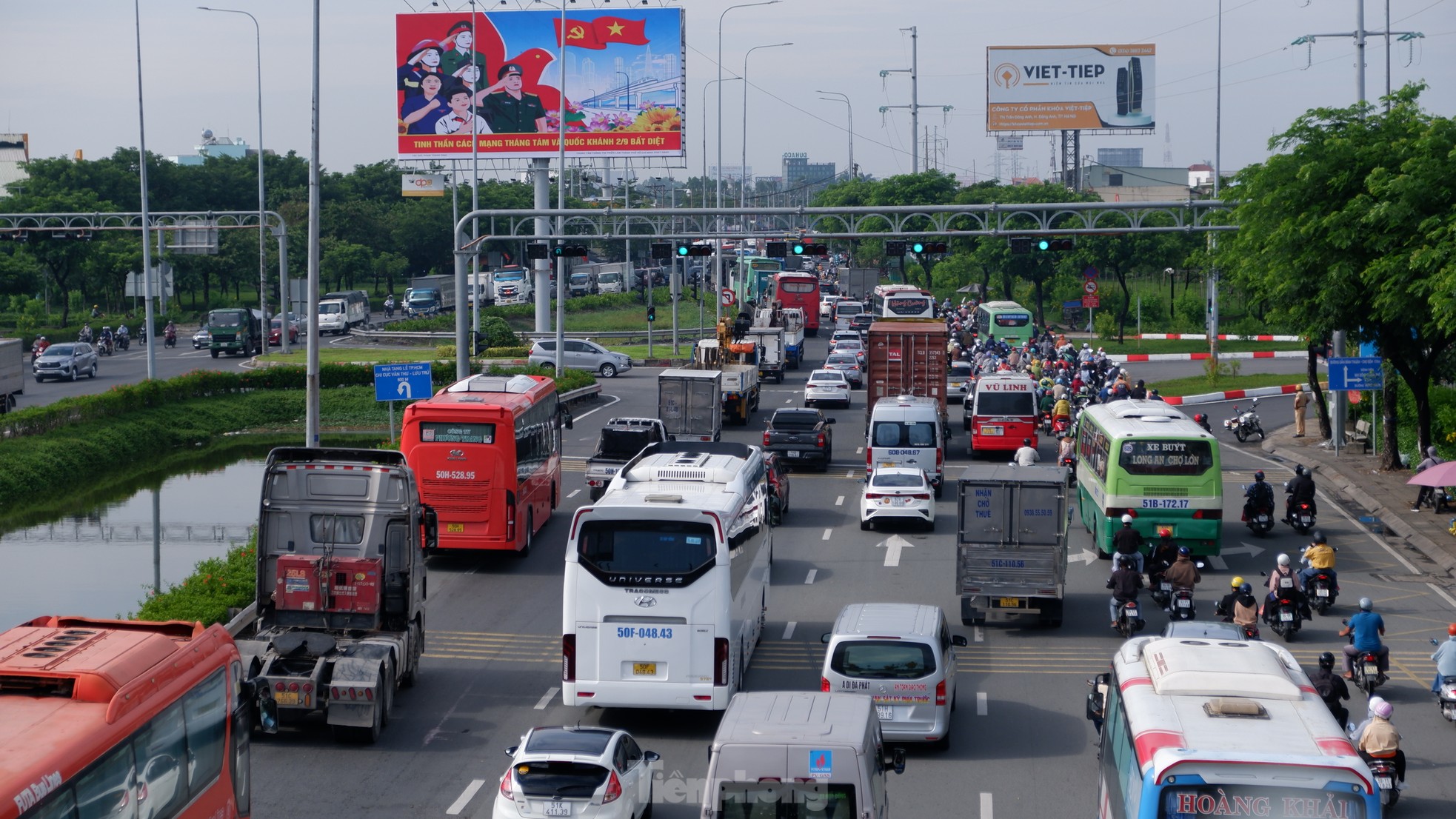 First day of September 2nd holiday: Train stations and bus stations crowded, Tan Son Nhat airport surprisingly clear photo 6