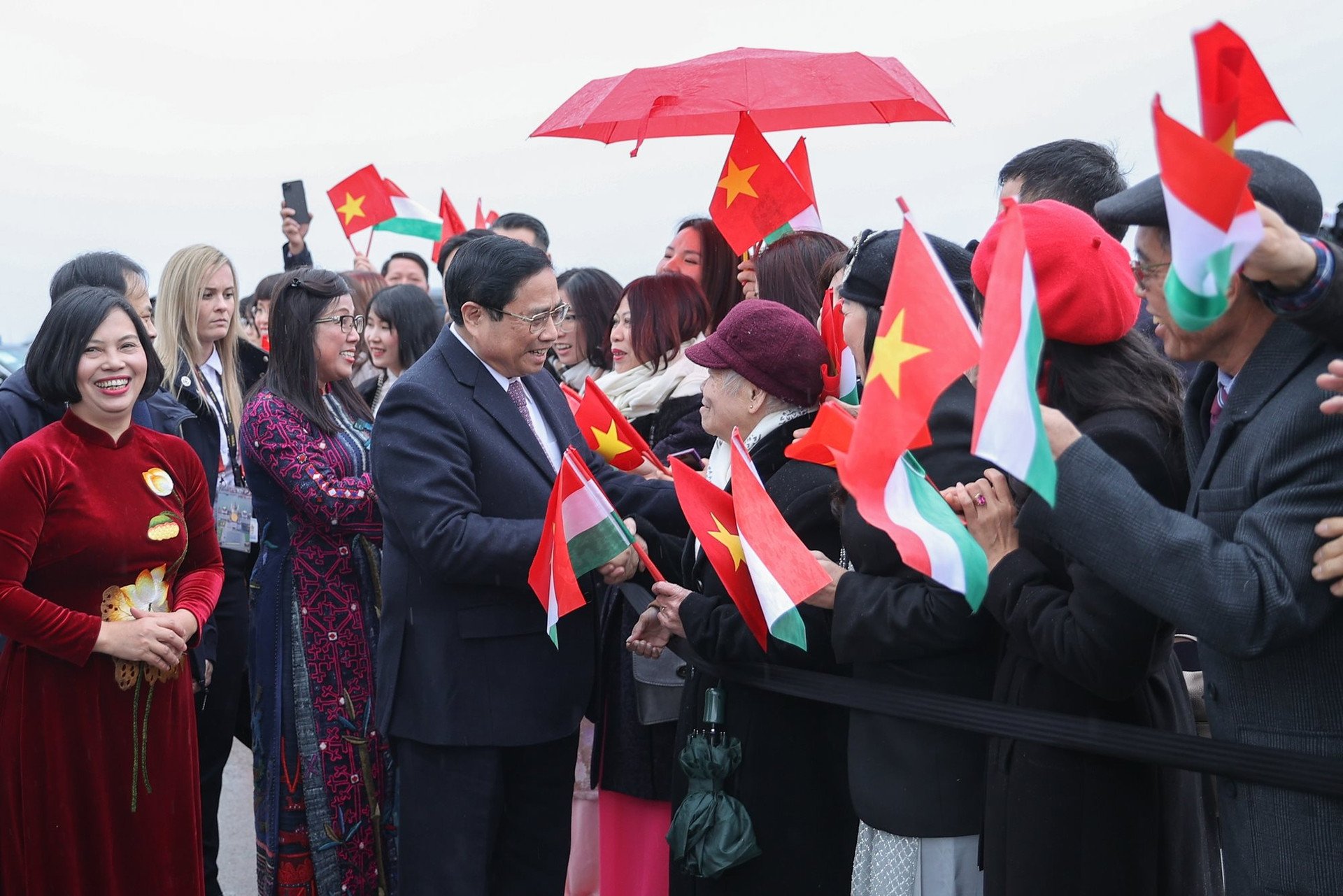 Urging Hungary to soon recognize the Vietnamese community as an ethnic minority