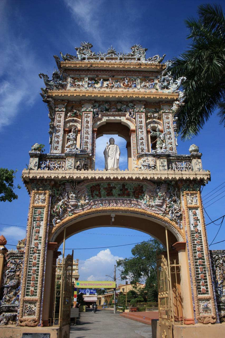 La porte à trois entrées est décorée de mosaïques de céramique et de porcelaine, représentant de nombreuses images illustrant des légendes bouddhistes, des contes populaires ou décrivant les quatre animaux sacrés, les quatre saisons, les fleurs, les feuilles, les nuages, etc.