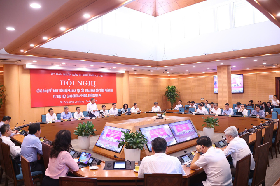 Vista de la conferencia que anunció la decisión de establecer el Comité Directivo del Comité Popular de Hanoi para la implementación de medidas para prevenir y combatir el desperdicio, que tuvo lugar a fines de noviembre. Foto: Pham Hung