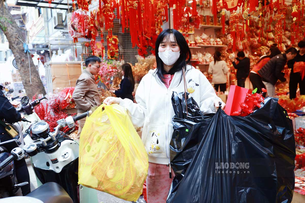 “This year I bought a new house so I was very excited to buy Tet decorations for the house. Today, I went to Hang Ma street with my friends and saw Tet decorations, so I bought some too. The prices were reasonable and there were many beautiful designs, so I bought more than 1,500,000 VND and it still wasn't enough,” said Ms. Le Thi Hien (Thanh Tri, Hanoi).