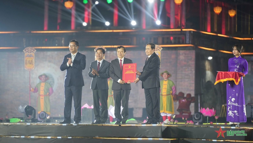 El presidente de la Asamblea Nacional, Tran Thanh Man, asiste a la ceremonia de anuncio de la Resolución de la Asamblea Nacional sobre el establecimiento de la ciudad de Hue bajo el Gobierno Central.