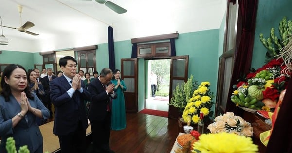 New President Luong Cuong offers incense to commemorate President Ho Chi Minh