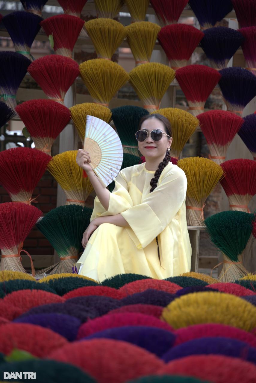 Duong Lam ancient village turns into a Tet film set, attracting tourists to check-in in Ao Dai - 2