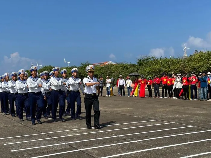  Rất đông đồng bào đứng xem duyệt đội ngũ. (Ảnh: T.G/Vietnam+) 