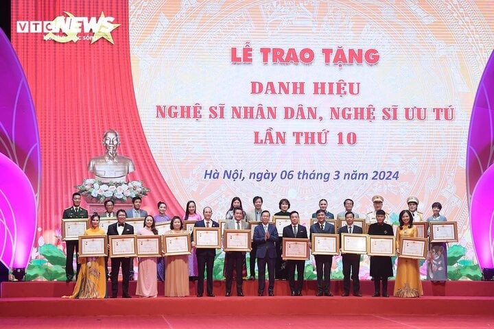 Trong đó, có 125 nghệ sĩ được trao tặng, truy tặng NSND; 264 nghệ sĩ được tặng, truy tặng danh hiệu NSƯT.