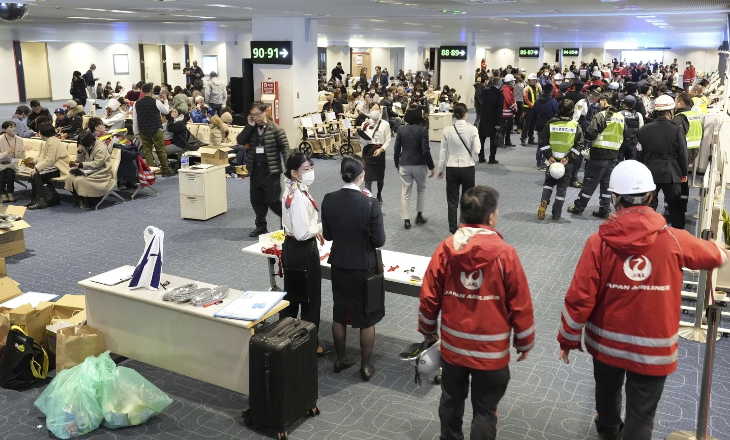Absturz von Flug 5 in Tokio: 379 Passagiere entkamen wie durch ein Wunder dem Tod, Foto 2