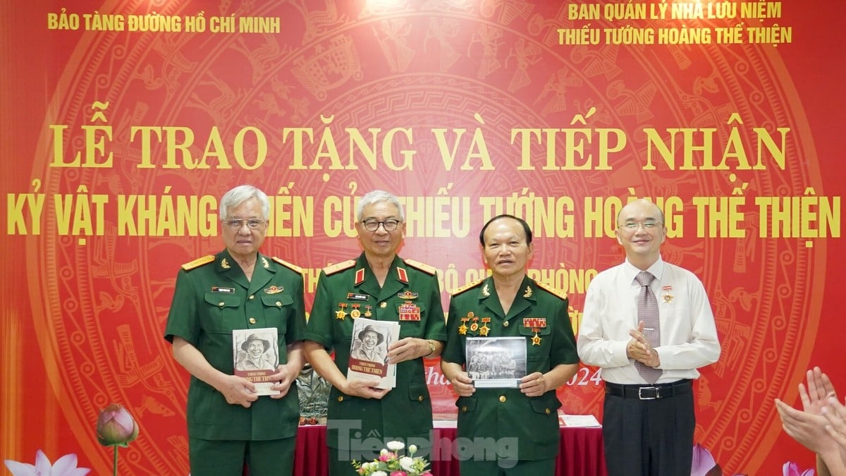 Ho Chi Minh Trail Museum receives war relics from Major General Hoang The Thien's family photo 9