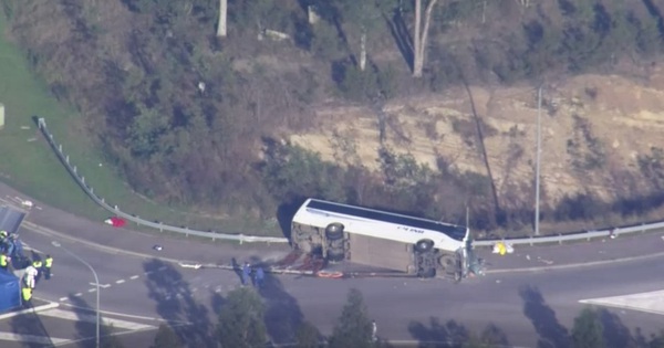 Un bus de mariage renversé tue 10 personnes, déclare le Premier ministre australien