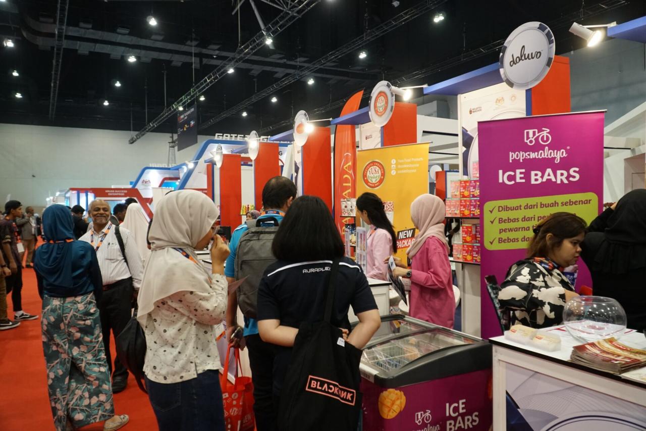 Des stands de nourriture halal participent à l'exposition. Photo de Hang Linh, journaliste de VNA en Malaisie