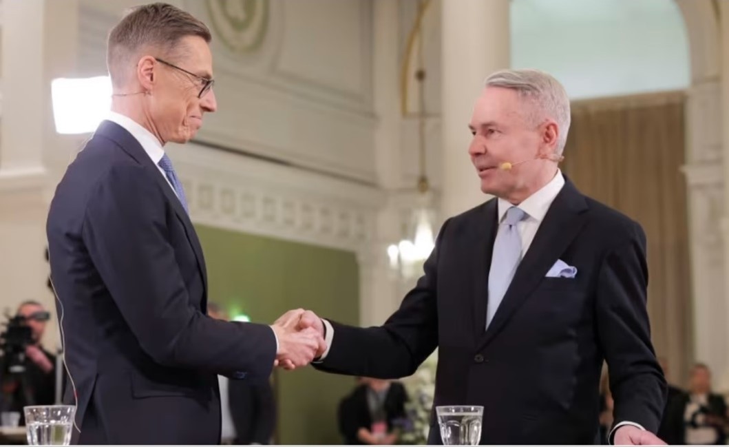 Ông Pekka Haavisto (phải) chúc mừng ông Alexander  Stubb (trái) chiến thắng hôm 11/2. (Ảnh chụp lại từ Yle)