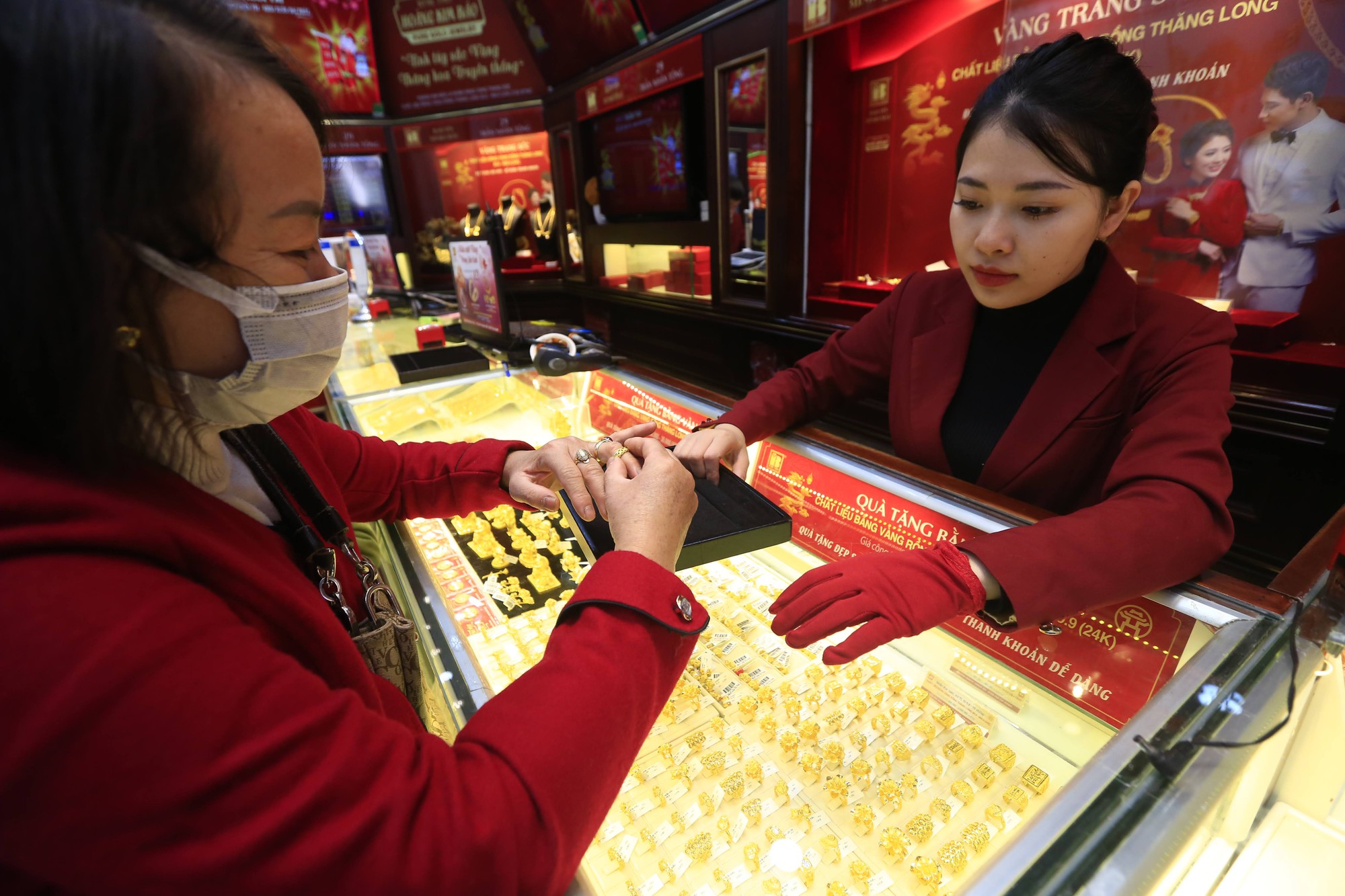 Giá vàng hôm nay 8.5.2023: Vàng nhẫn thấp hơn SJC 9,75 triệu đồng/lượng - Ảnh 1.