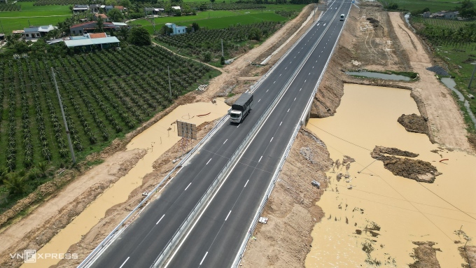 Hầm chui qua cao tốc Vĩnh Hảo - Phan Thiết ở thị trấn Ma Lâm (huyện Hàm Thuận Bắc) bị ngập nước sau mưa lớn, ngày 26/5. Ảnh: Việt Quốc