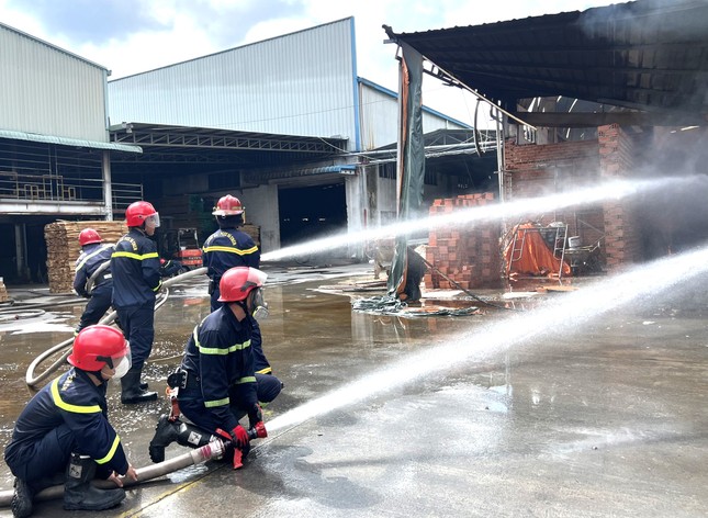 La scène de l'incendie dévastateur dans l'atelier de menuiserie de 3 000 m2 à Binh Duong, photo 4