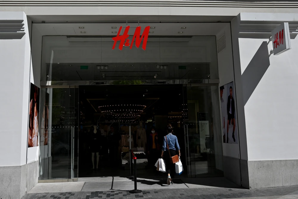 (Источник) Магазин H&M в Мадриде, Испания. (Фото: AFP/VNA)