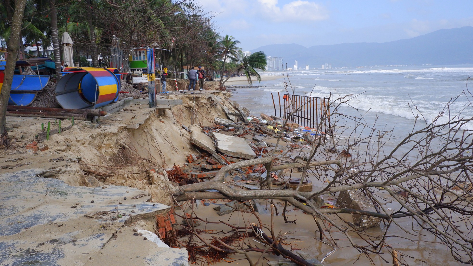 Schwere Erdrutsche am Strand von Da Nang, viele Kioske wurden von den Wellen zerstört Foto 3