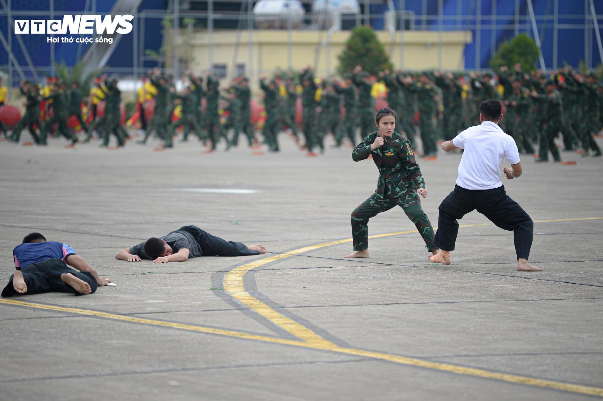 Mãn nhãn xem lính đặc công dùng cổ uốn cong thanh sắt - 10