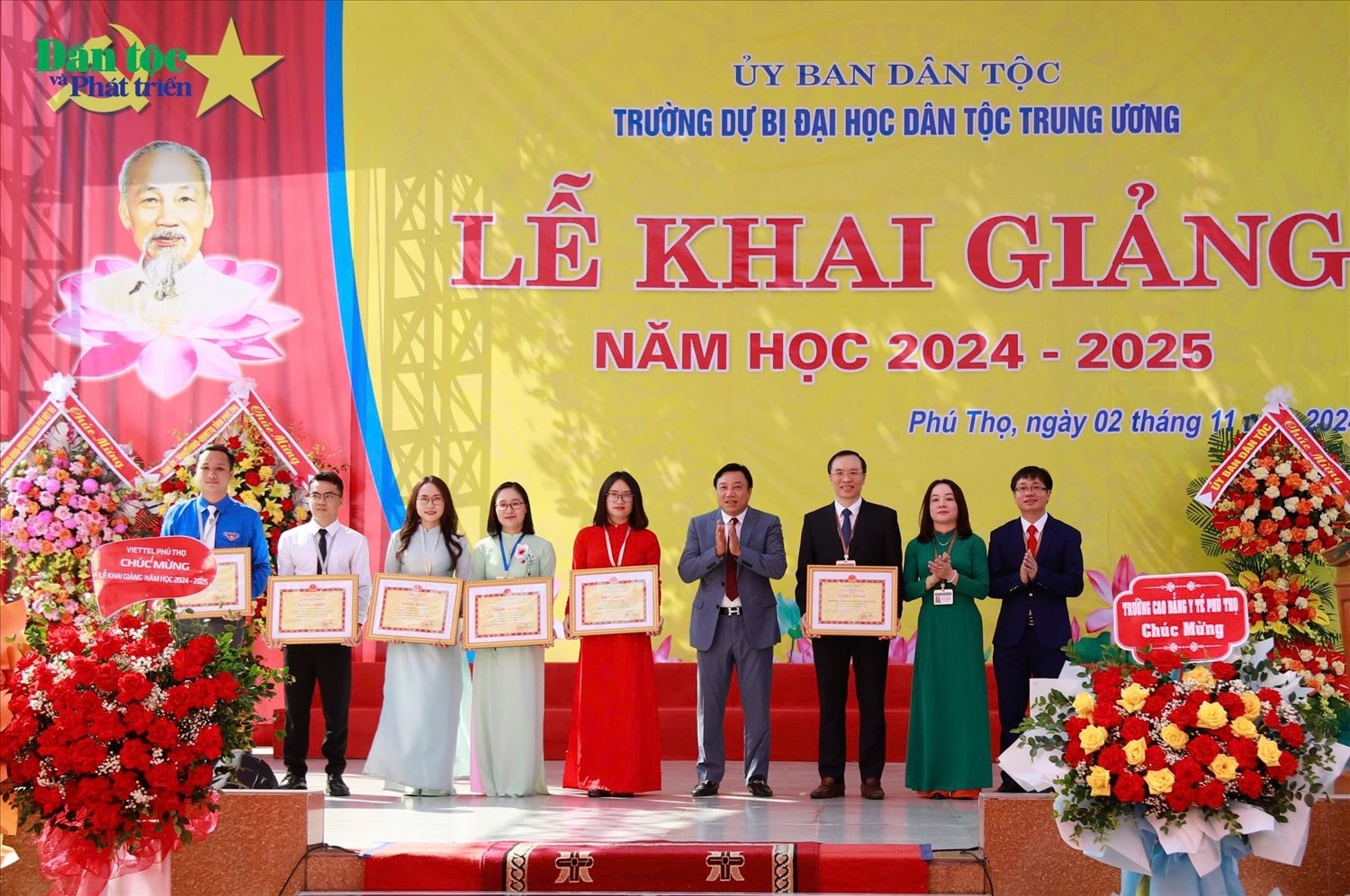 Phó Chủ tịch UBND tỉnh Phú Thọ Nguyễn Huy Ngọc trao tặng Bằng khen của Chủ tịch UBND tỉnh Phú Thọ tặng Bằng khen cho 02 tập thể và 04 cá nhân có thành tích xuất sắc trong thực hiện nhiệm vụ năm học 2023 – 2024