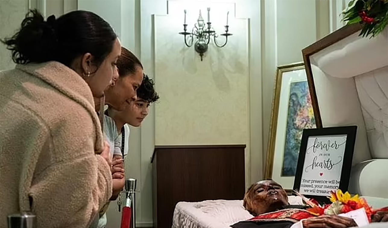 Trưng bày xác ướp người đàn ông qua đời cách đây 128 năm - Ảnh 1.