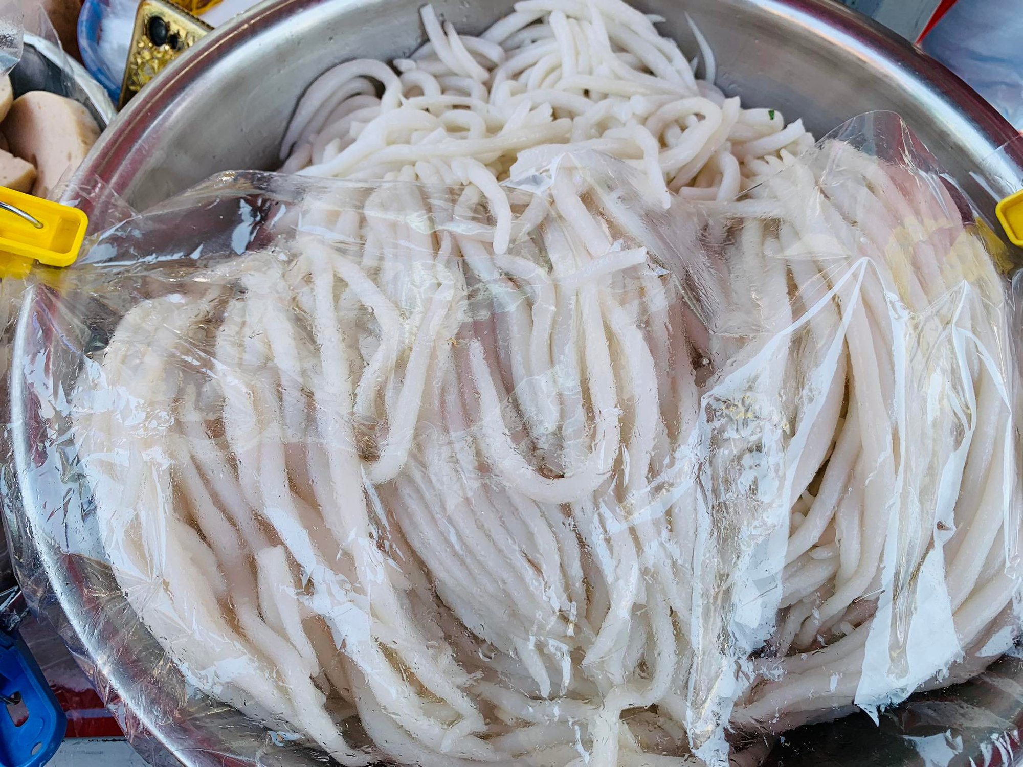 Món ngon miền Tây: 'Phải lòng' bánh tằm bì Bạc Liêu trên xe đẩy gần chợ Tân Định - Ảnh 3.