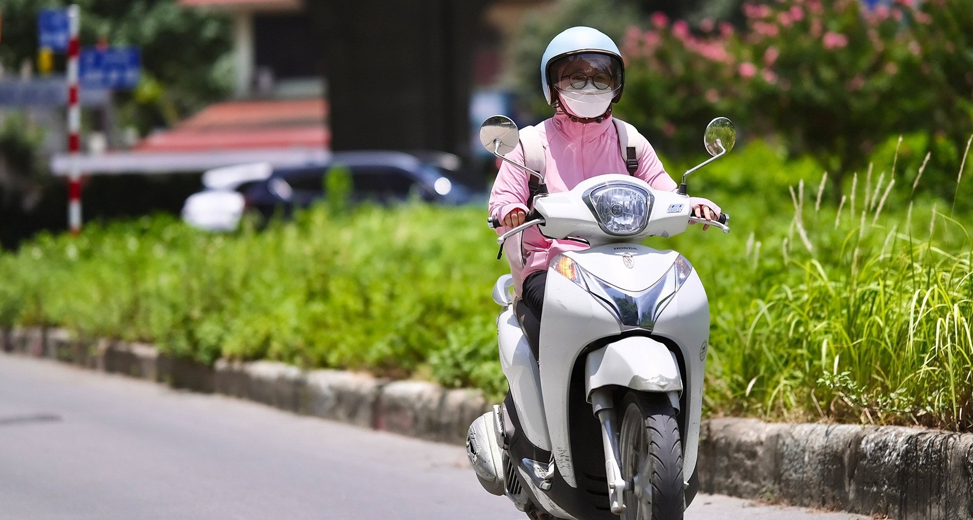 Strong sunshine and heat in the North, continuous rain in the South