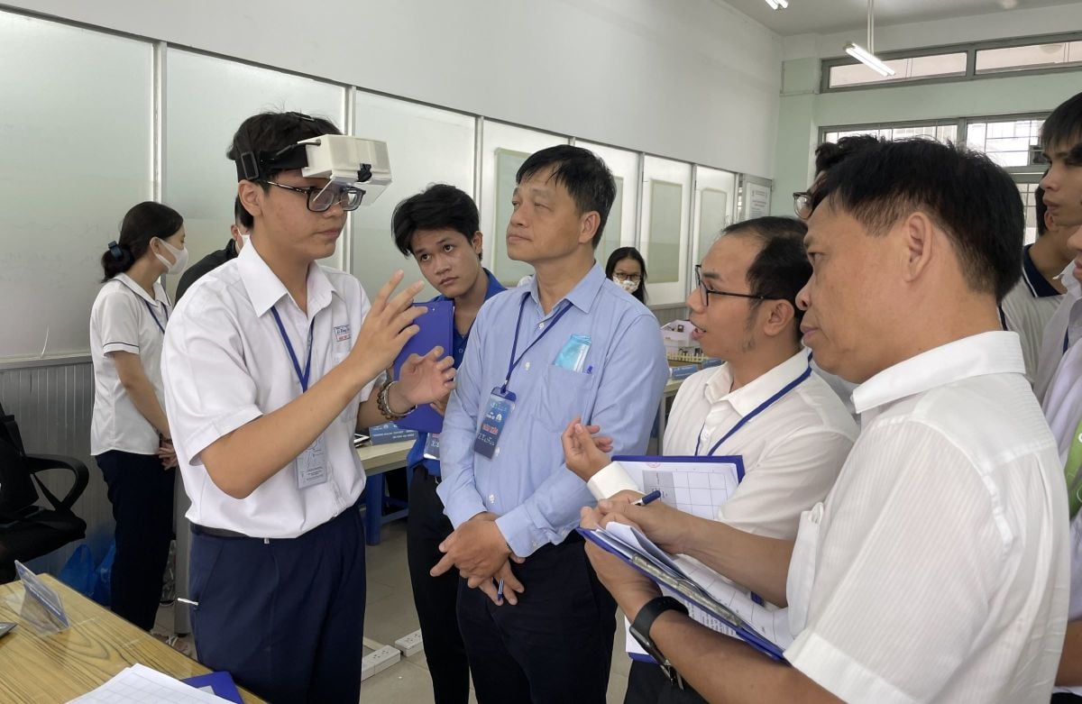 Las gafas inteligentes ganan el premio de aplicaciones informáticas para jóvenes de la ciudad de Ho Chi Minh