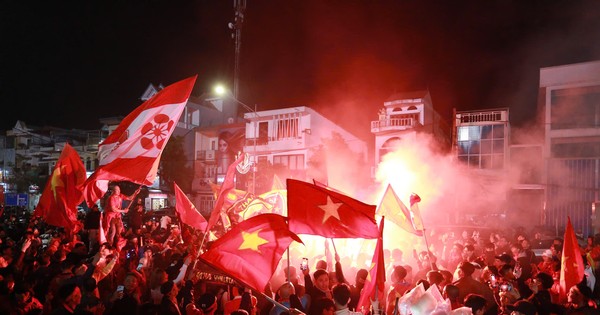 Die Leute von Viet Tri bleiben die ganze Nacht auf, um den Einzug der vietnamesischen Mannschaft ins Finale zu feiern