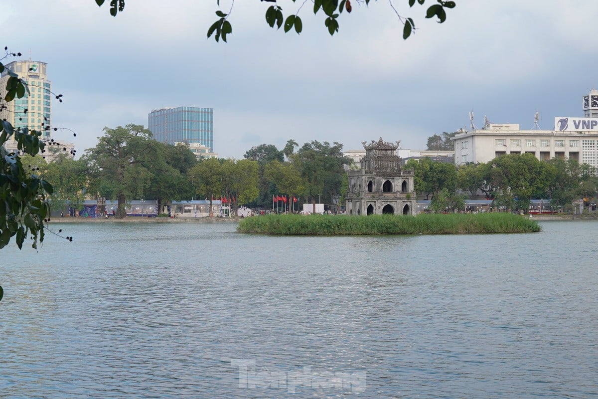 El otoño llama a la puerta, las musas se apresuran a registrarse en las calles de Hanoi foto 16