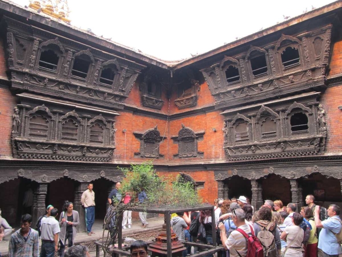 Der Hofbereich des Gebäudes, in dem Besucher vorbeikommen und Fotos machen dürfen. Foto: KTM-Guide