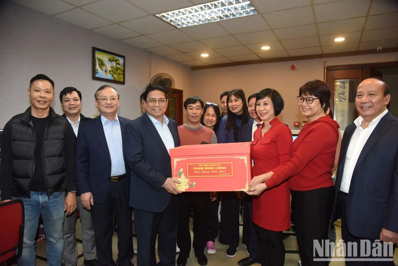 팜민찐 총리가 여러 통신사와 신문사의 설 연휴 근무 모습을 방문해 시찰했습니다.