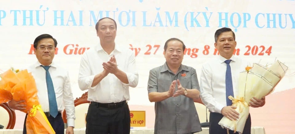 Standing Committee of the Provincial Party Committee and People's Committee of Kien Giang province presented flowers to congratulate Mr. Giang Thanh Khoa (right cover) and Mr. Nguyen Thong Nhat (left cover).