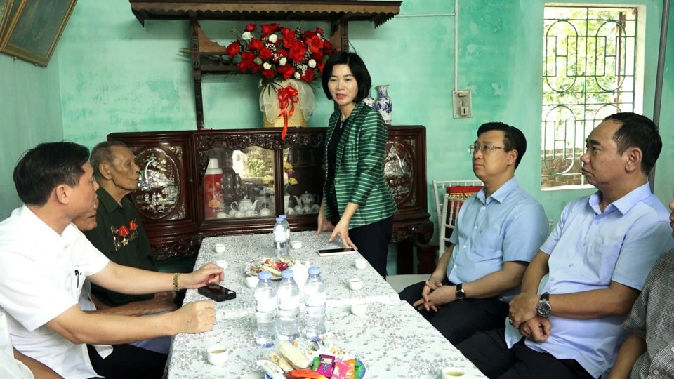 Die ständige stellvertretende Vorsitzende des Volksrats der Stadt, Phung Thi Hong Ha, besuchte Herrn Nguyen Dinh On und überreichte ihm Geschenke. Foto: ST 