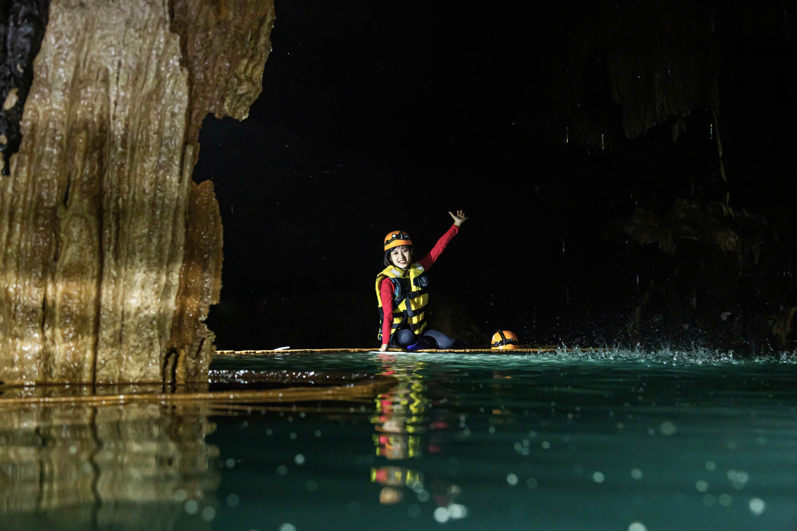 Currently, visitors can only access Lo Lung Lake by walking into the Hung Thoong campsite, continuing to walk into the Thung cave sinkhole, swinging 25m down the sinkhole and then following Lung Chung alley. Visitors can explore Lo Lung Lake as well as explore Thung cave all year round except for stormy days and high water levels. Every year, the flood season in Phong Nha - Ke Bang, Quang Binh falls in late September and October.