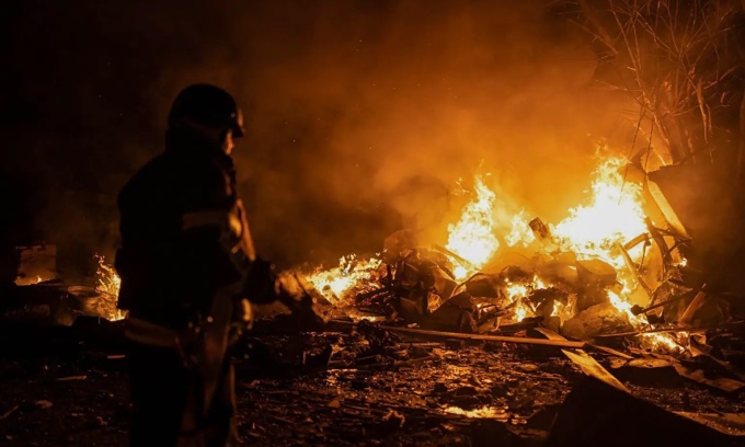 Los bomberos combaten un incendio provocado por restos de cohetes que cayeron al suelo en Kiev la madrugada del 16 de mayo. Foto: AP