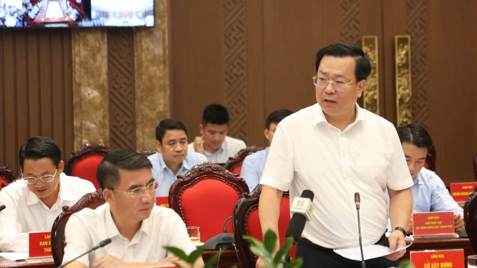 Director of the City Department of Construction Vo Nguyen Phong informed at the conference