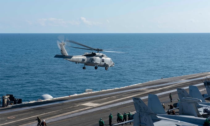 Вертолет MH-60R взлетает с авианосца USS Dwight D. Eisenhower в Атлантическом океане в сентябре 2019 года. Фото: ВМС США