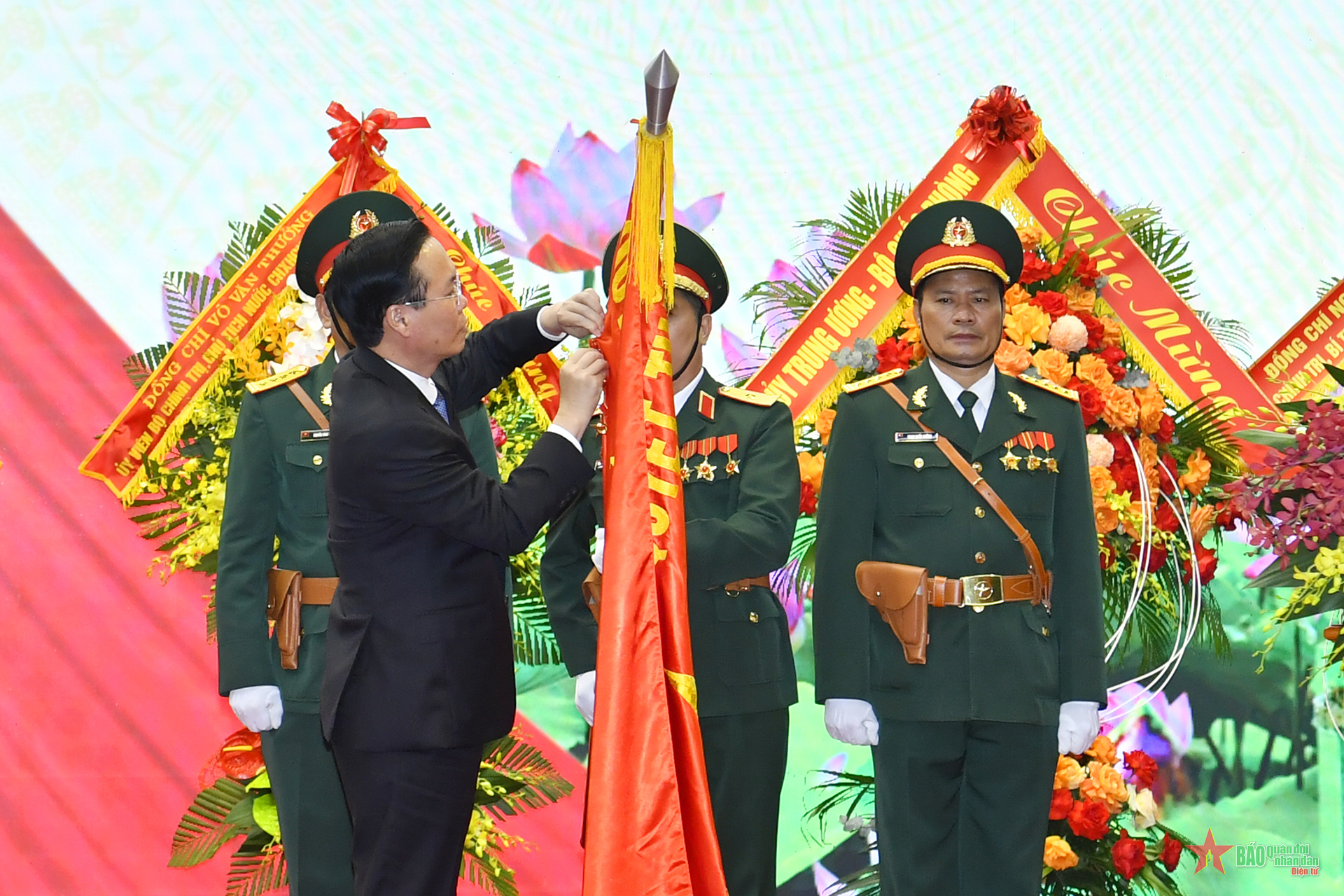 Le Président a décerné la Médaille d’Honneur au Général Département II.