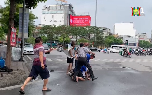 Le groupe de deux suspects qui ont agressé un journaliste à la station de radio et de télévision de Hanoi, photo 1