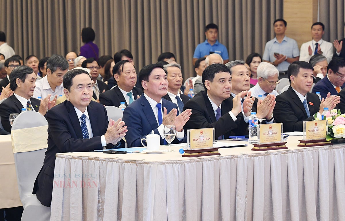 El presidente de la Asamblea Nacional, Tran Thanh Man, asiste a la ceremonia para honrar a los intelectuales científicos y tecnológicos destacados en 2024 -0